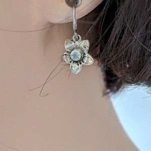 earring hanging small silver flower crystal center